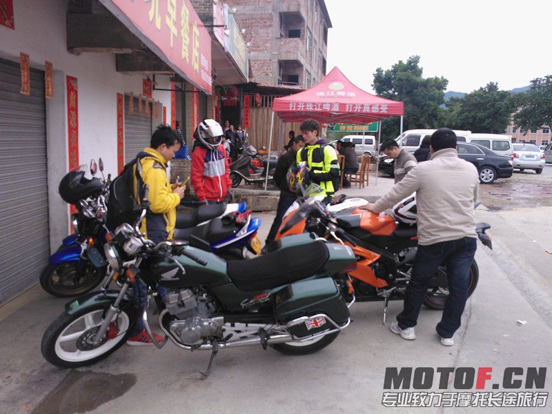 很快就来到了梅坑，就地找了路边一家饭店充饥，出品新鲜，味道一般，价格很贵，新年时期，哎！吃吧！
