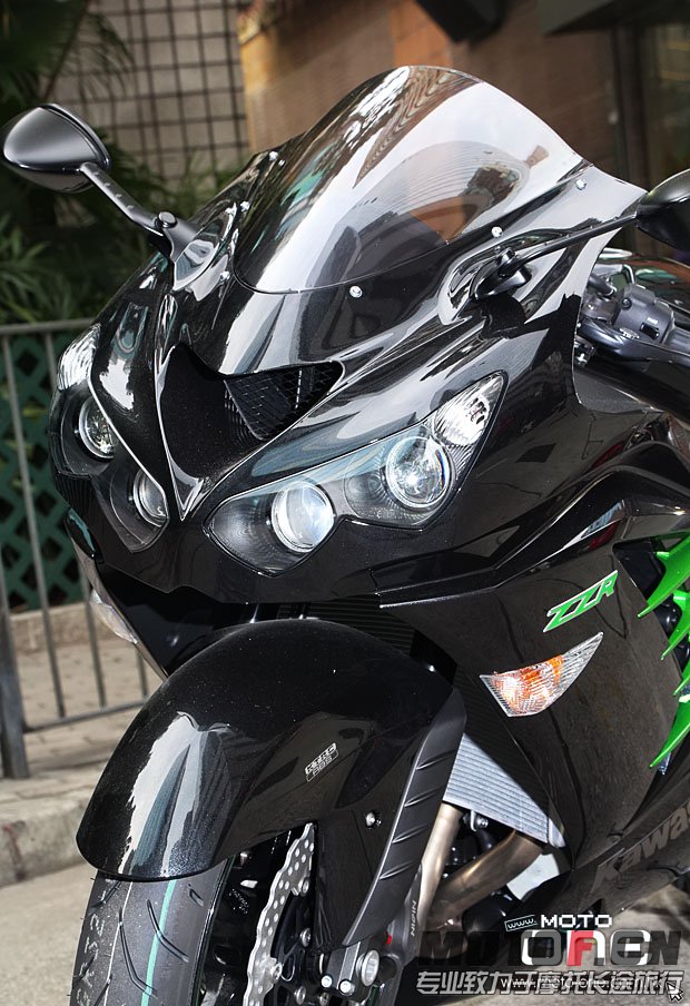 2013_KAWASAKI_ZZR1400_01.JPG