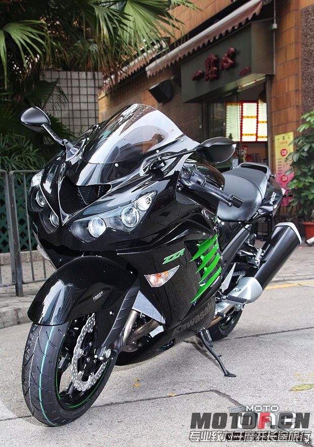 2013_KAWASAKI_ZZR1400_02.JPG