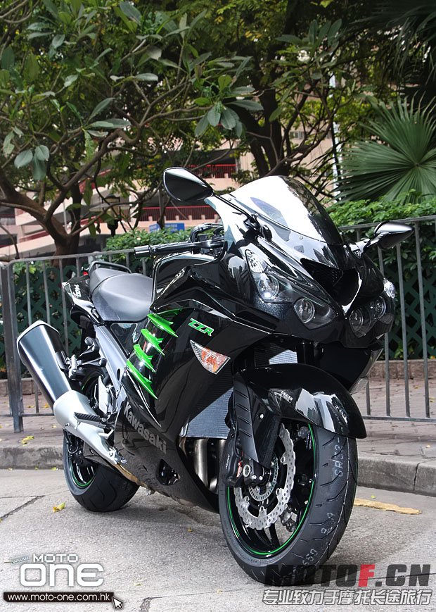 2013_KAWASAKI_ZZR1400_03.JPG