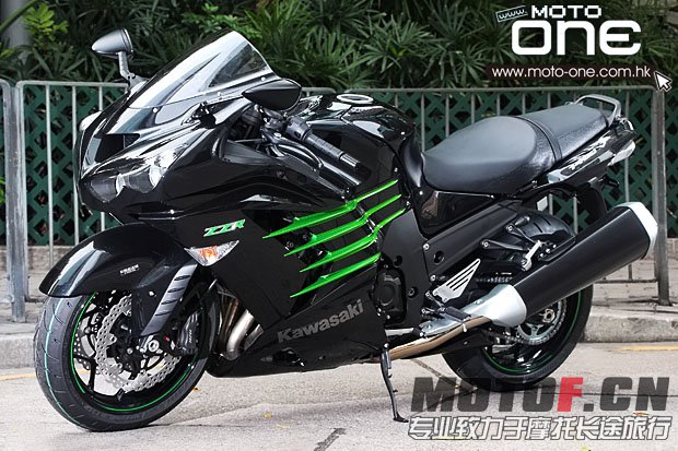 2013_KAWASAKI_ZZR1400_05.JPG