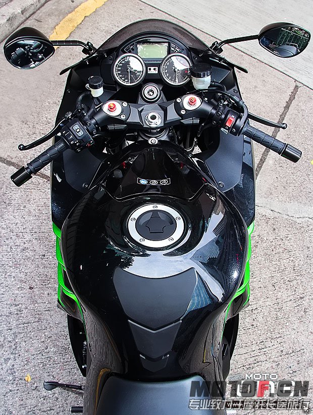 2013_KAWASAKI_ZZR1400_09.JPG