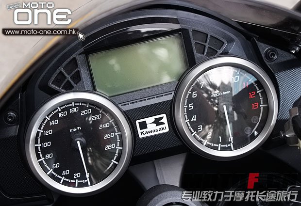 2013_KAWASAKI_ZZR1400_10.JPG