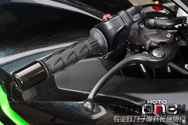 2013_KAWASAKI_ZZR1400_13.JPG