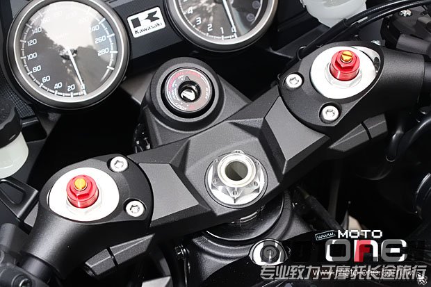 2013_KAWASAKI_ZZR1400_14.JPG