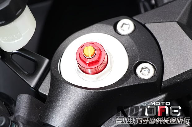 2013_KAWASAKI_ZZR1400_15.JPG