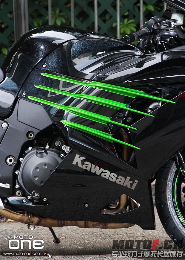 2013_KAWASAKI_ZZR1400_22.JPG