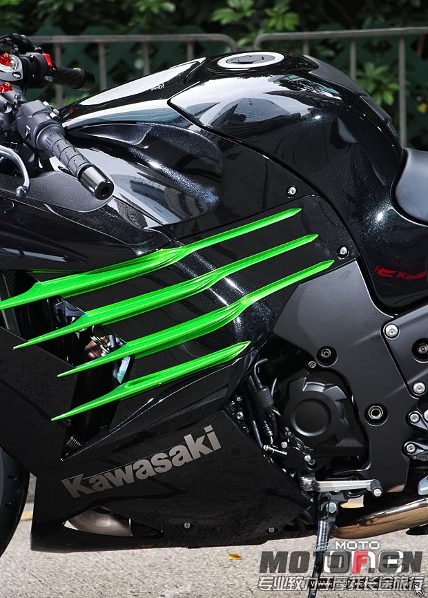 2013_KAWASAKI_ZZR1400_23.JPG