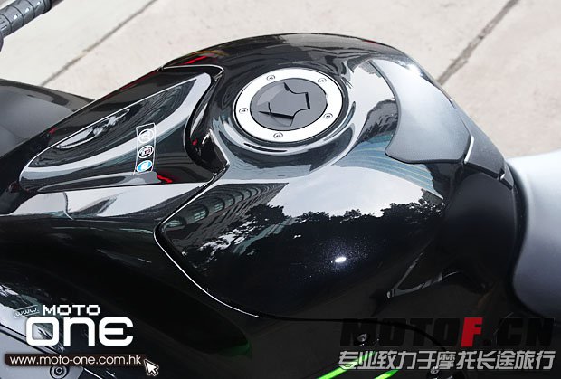 2013_KAWASAKI_ZZR1400_24.JPG