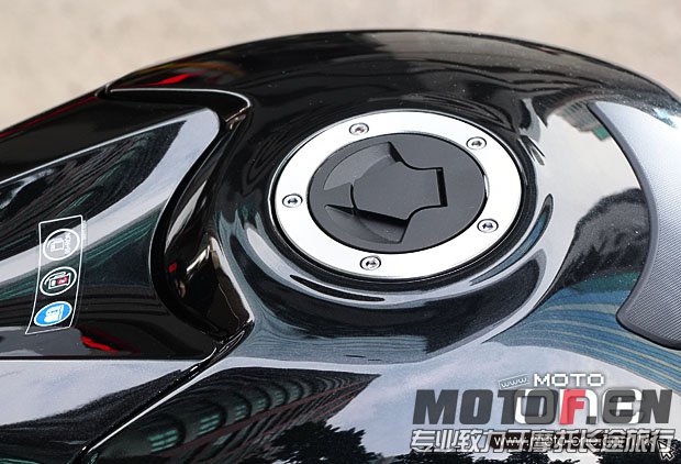 2013_KAWASAKI_ZZR1400_25.JPG