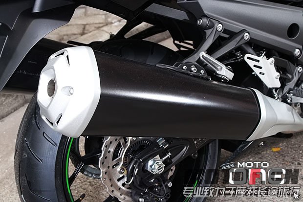 2013_KAWASAKI_ZZR1400_28.JPG