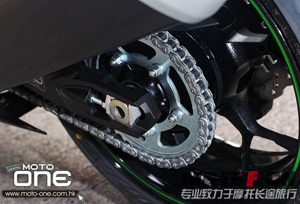 2013_KAWASAKI_ZZR1400_30.JPG