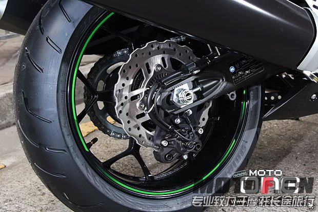 2013_KAWASAKI_ZZR1400_31.JPG