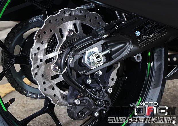 2013_KAWASAKI_ZZR1400_32.JPG