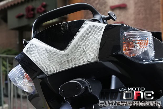 2013_KAWASAKI_ZZR1400_35.JPG