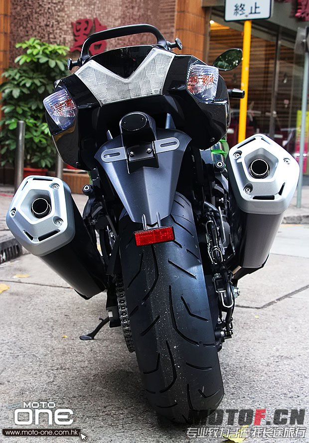 2013_KAWASAKI_ZZR1400_36.JPG