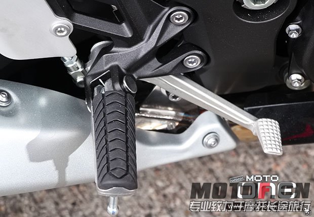 2013_KAWASAKI_ZZR1400_38.JPG