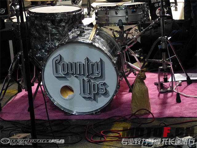 Country-Lips-at-The-ONE-Sho.jpg