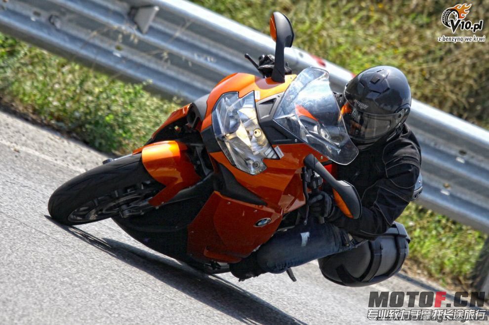 2009_bmw_k1300s_07[1].jpg