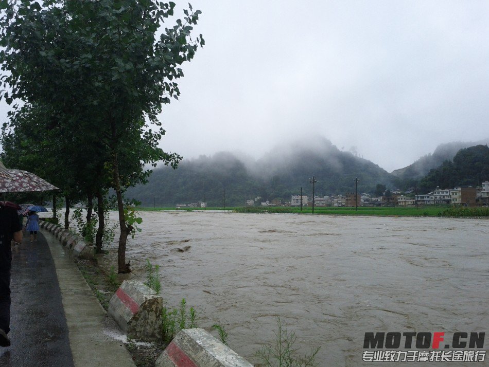 墨冲镇G210国道被洪水淹