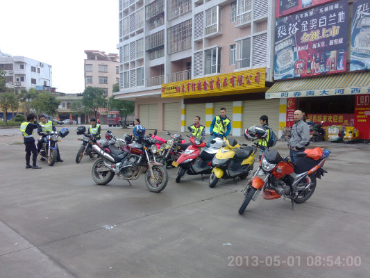 正在集合中··有锋哥CB400·牛哥黄蜂600·还有T仔同行