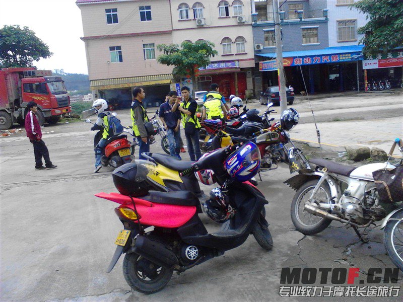 中途加油站加油