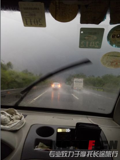 上去途中下大雨啊