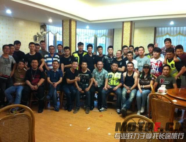 吃饱来张合照，恭喜强哥