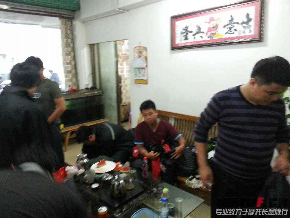 下雨了。都在穿雨衣准备雨战