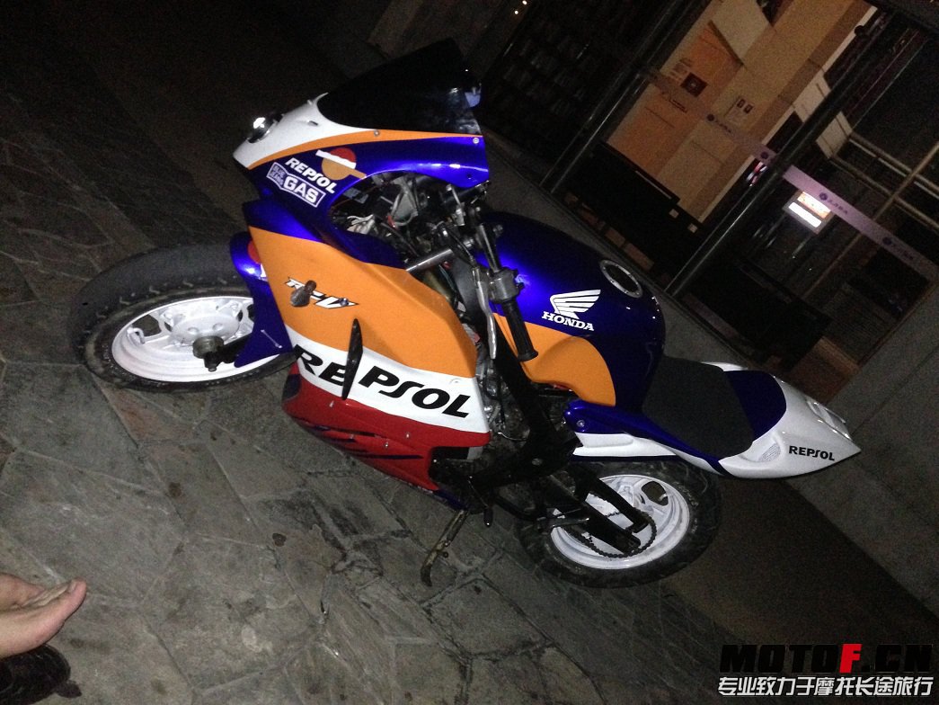 232040yz33v2p9v4i2t4cs.jpg