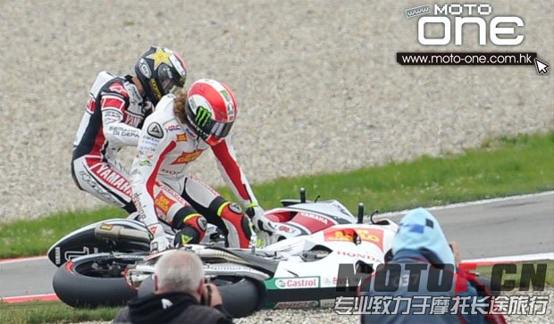 ●2011荷蘭站羅倫素與已故的西蒙先尼發生碰撞後退出比賽。
