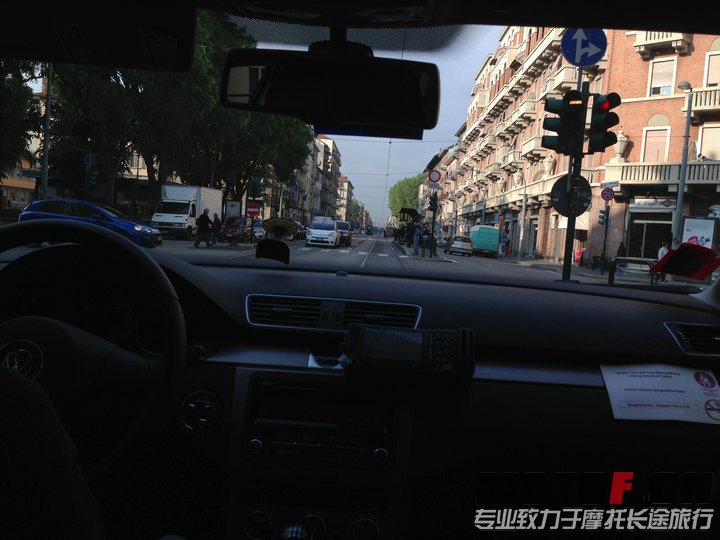 的士送我们去展会的路上顺拍