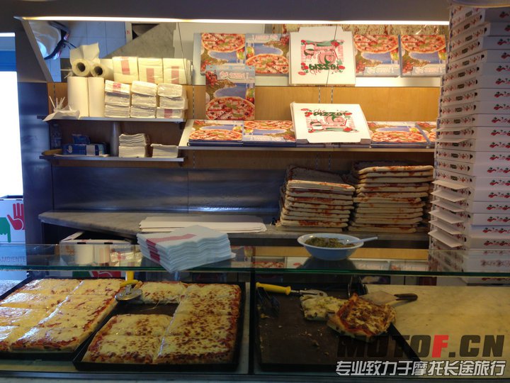 这个所谓的披萨 翻译说是参加侵略中国的时候模仿葱油饼做出来的！还是感觉葱油饼好吃多了