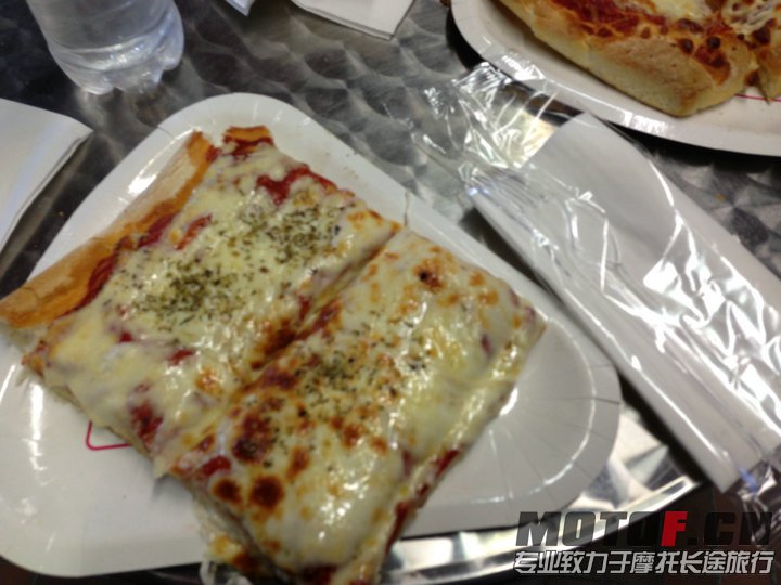 这个所谓的披萨 翻译说是参加侵略中国的时候模仿葱油饼做出来的！还是感觉葱油饼好吃多了