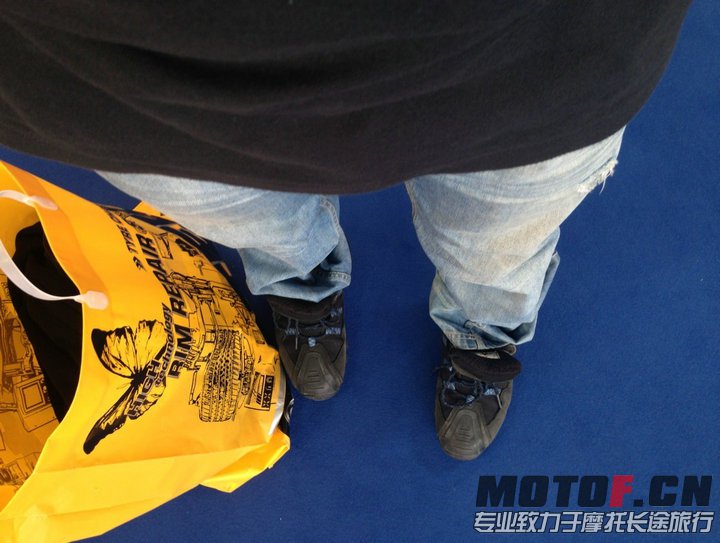 这袋东西一个字 重 最后因为只带一个行李箱最后扔了 
