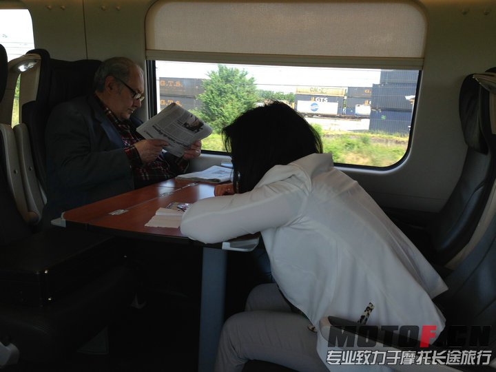本来翻译想我们包汽车过去 800欧 座火车可以节省300欧 个人怀疑她拿回扣  不过没有证据但是看出来也表现出来 ...