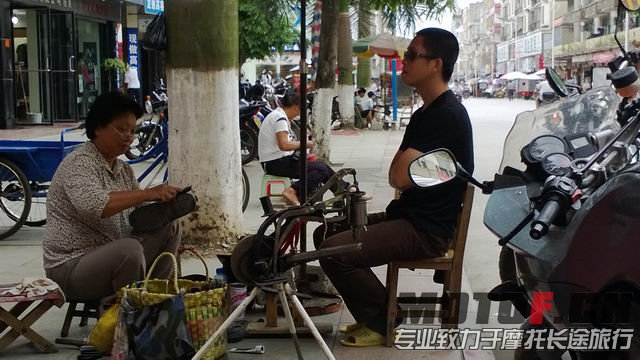 唛哥在擦鞋时还念念不忘“又黑又矮”