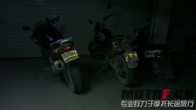 到隆林了，小马们安静地呆在酒店后院里，唛哥就一如既往地去查看“又黑又矮”