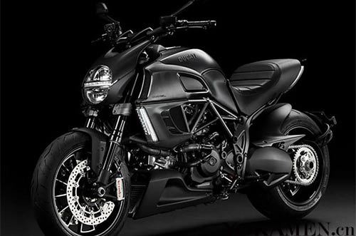 杜卡迪又带来了新产品Diavel Dark(黑暗巨魔)