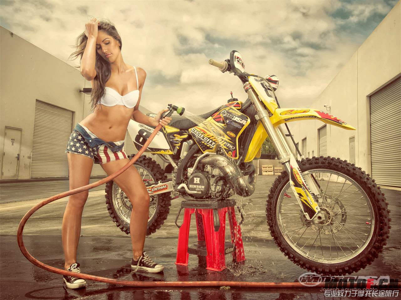 13-motobabe-wallpaper-july-03_看图王.jpg