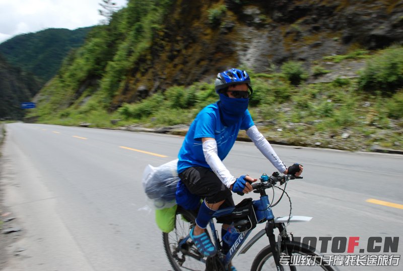 路上很多自行车游客，在他们面前，我觉得自己很渺小