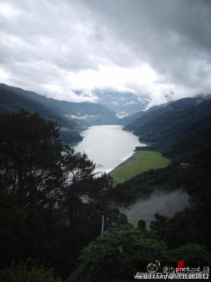 這是合歡山半路的一個水庫