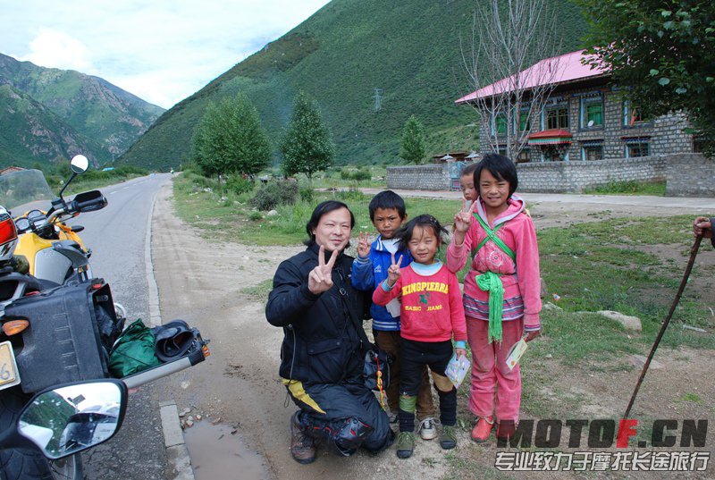 狂虫又送礼品给藏民小孩了