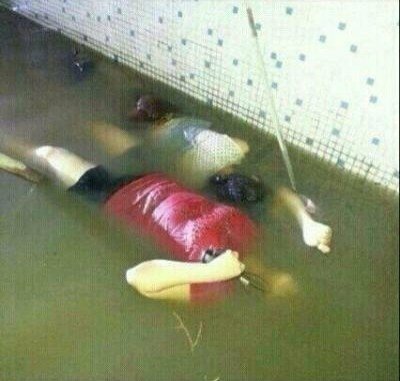 由于洪水来袭，姐妹被电触死，漂浮在水中（眼泪都掉下来了））