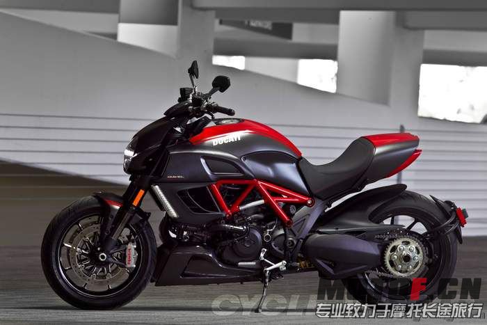 Ducati-Diavel-Carbon_007[1].jpg