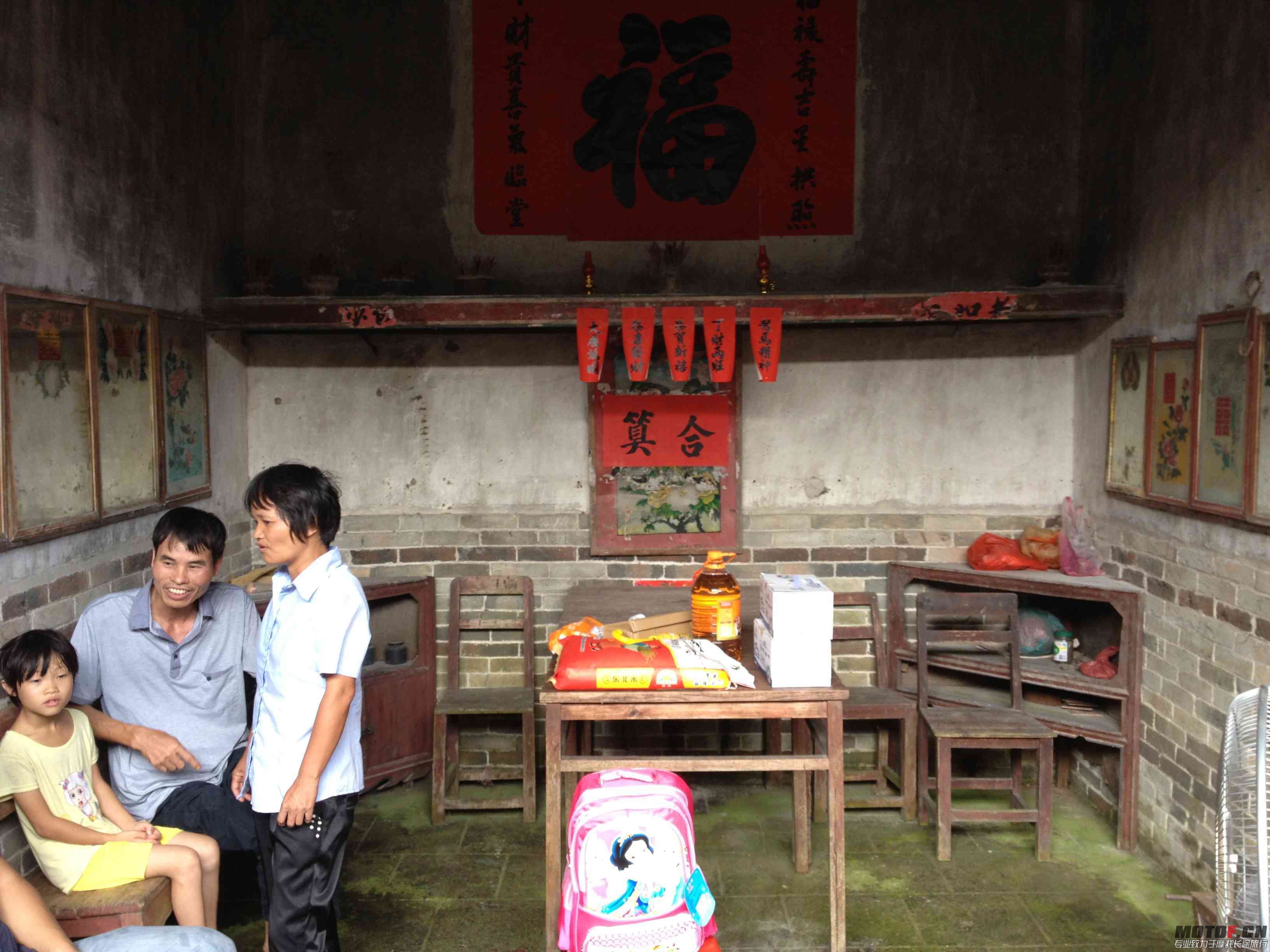 帮助的小女孩和她的父母