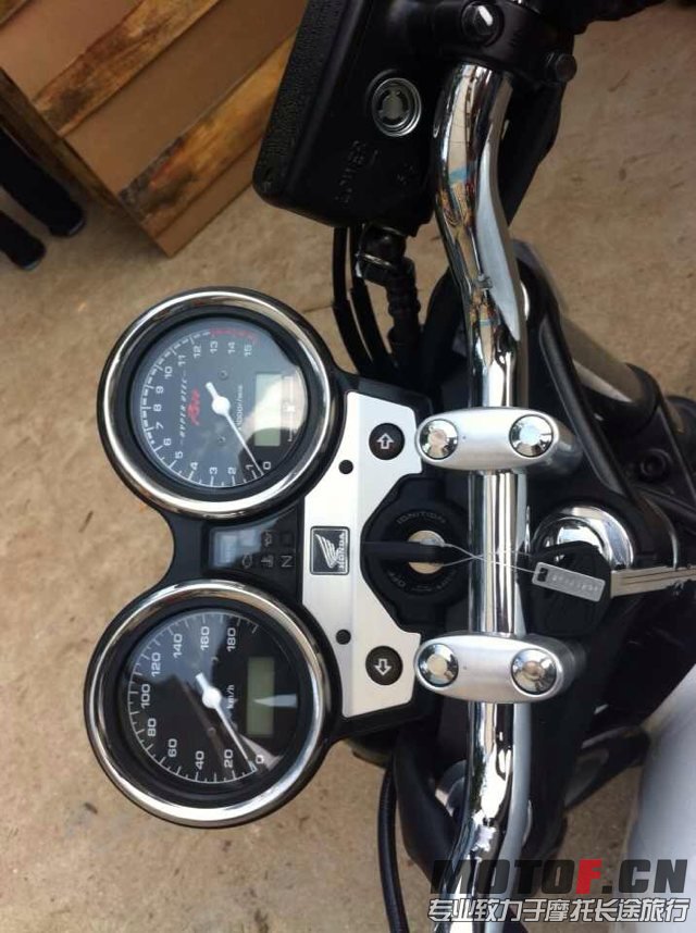 13款CB400表头.jpg