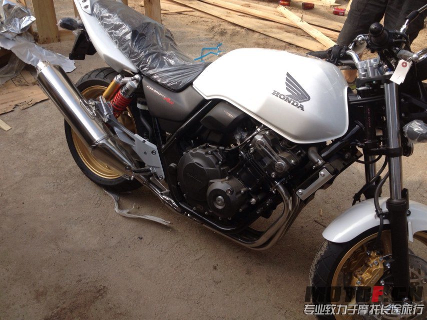 13款全新CB400左侧.jpg