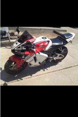朋友前天买的05 CBR600RR 跑了2w8英里 上过赛道 $3400