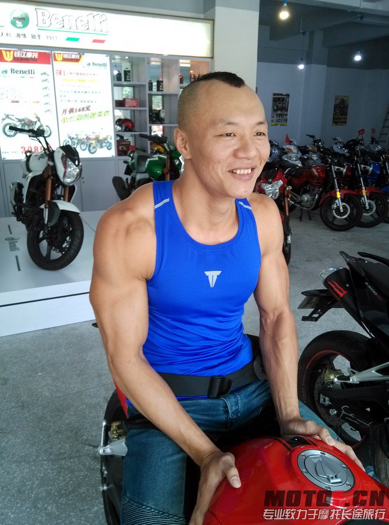 初次骑上爱驹，内心欢喜不已！